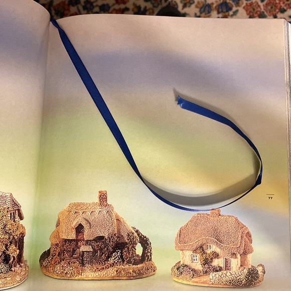 Bundle “The Cottages of Lilliput Lane” with Hardcover Dust Jacket & Stationery! - Picture 13 of 16